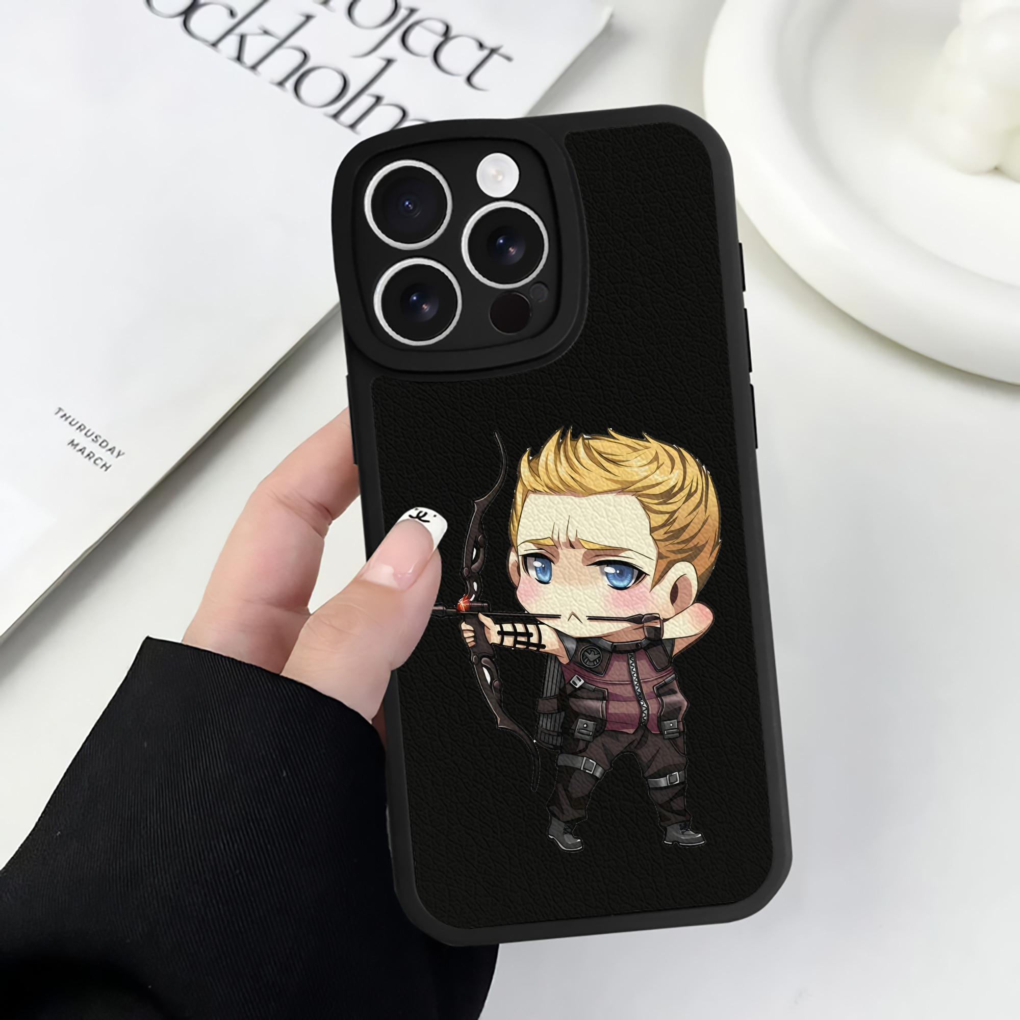 （画像用） アベンジャーズ The Avengers 【iPhone 16シリーズ対応】シリコンスマホケース（レザー調） 材質：シリコン